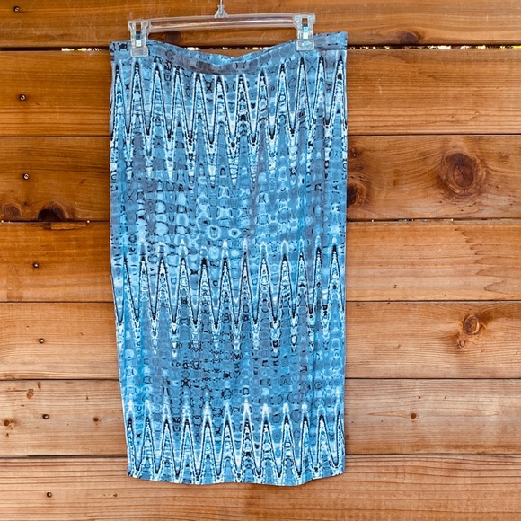 Matty M Dresses & Skirts - ⚡️Stretchy patterned grey and black skirt